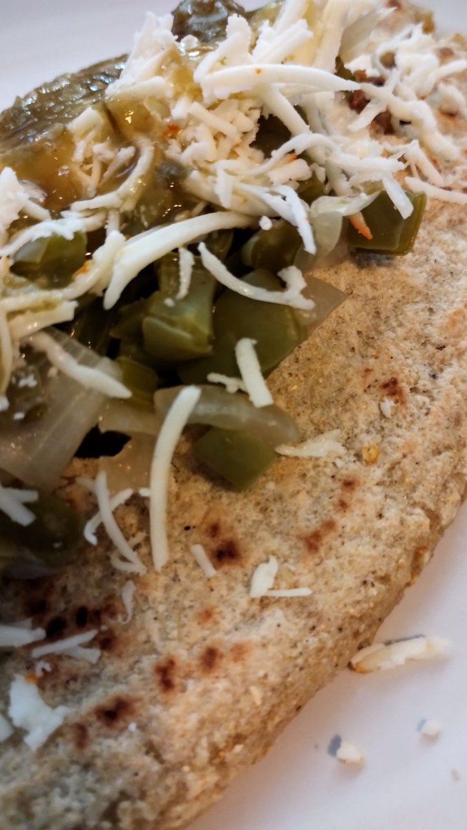 Alelauracosima's tweet photo. Elena garro y Marge  acompañan mi almuerzo ❤️
¿Quién no ama los tlacoyos?
Llenitos de haba o frijol

La palabra tlacoyo es una deformación de la palabra náhuatl tlaoyo que significa “empanada de maíz desgranado”

Los tlacoyos, símbolo de resistencia!
#HijosDelMaiz 
#tlacoyos https://t.co/l0XMNoyhXA