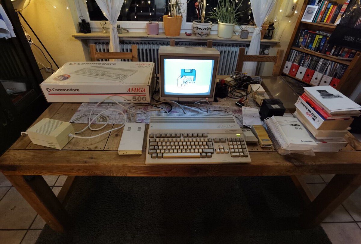 JoachimHesse's tweet image. Ein Bekannter braucht Geld für eine Reparatur und versteigert zu diesem Zweck seinen #Amiga500 ab €1 bei Ebay. Falls ihr so alte Sachen mögt, gebt gerne mal ein Gebot ab! Ihr könnt bei dem Mann bedenkenlos kaufen, er ist zuverlässig. Hier bieten: ebay.de/itm/1263044275…
