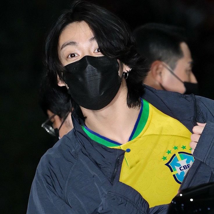 jminieblue's tweet photo. media au, concluída. | #jikookau  ⚽️

Onde jimin vai com os amigos ver o jogo da Seleção Brasileira. 

Ou onde ao tentar fazer um gol, o jogador JK acaba dando uma bolada na cara de um loirinho que estava na arquibancada. https://t.co/GzCMicqxc5