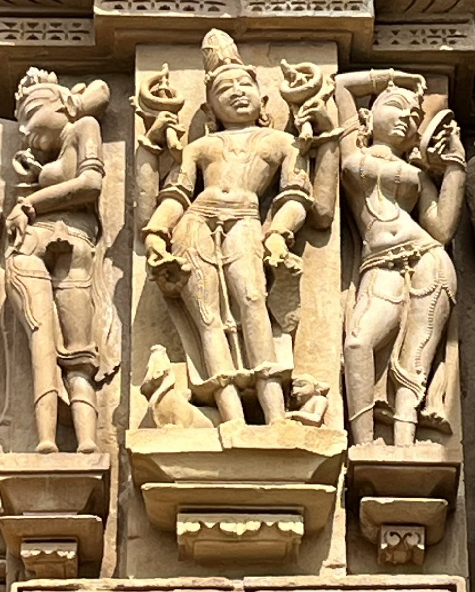 anuradhap3's tweet photo. Fluidity and grace epitomised by sculptures in Khajuraho group of temples https://t.co/1zreP42sRv