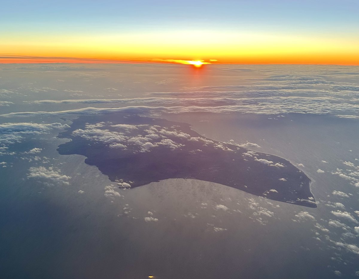 DaveWallsworth's tweet photo. Another #viewfromtheflightdeck as the #flyingphotooftheday Which island is this? https://t.co/3wwkl3b3ez