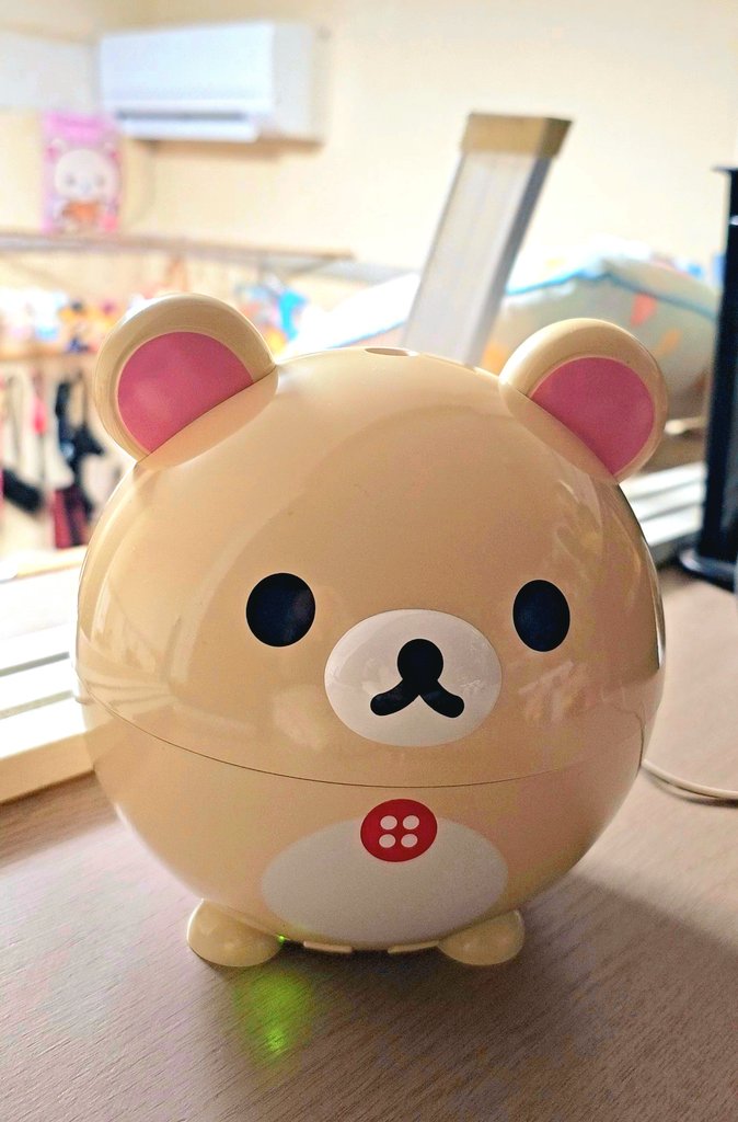 _naopigu_'s tweet photo. 今まではお水入れるのが億劫で出していなかったですけど、最近いよいよ唇が荒れだしたり髪の毛の静電気が半端じゃなくなってきたのでロフト(寝室... )にコリラの加湿器出しました♪

写真だと分かりづらいですが、頭のてっぺんからブシューってスチームミスト放出しています✨

#コリラックマ
#加湿器 https://t.co/BApqFMKncr