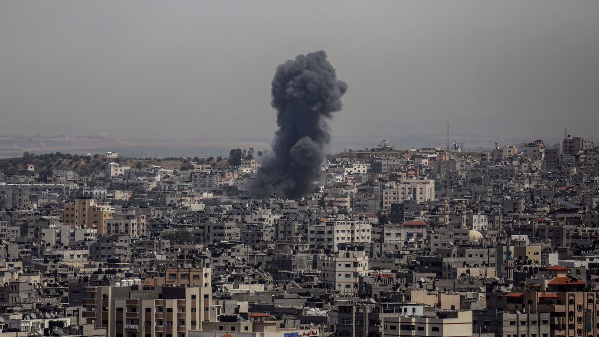 JFCrisp's tweet photo. Is anybody out there writing articles with titles like :
'Gaza: the end of the international refugee protection regime?'
'Gaza: the end of international humanitarian principles?'
'Gaza: the end of the international rules-based order?' https://t.co/fVY6NGVjrx