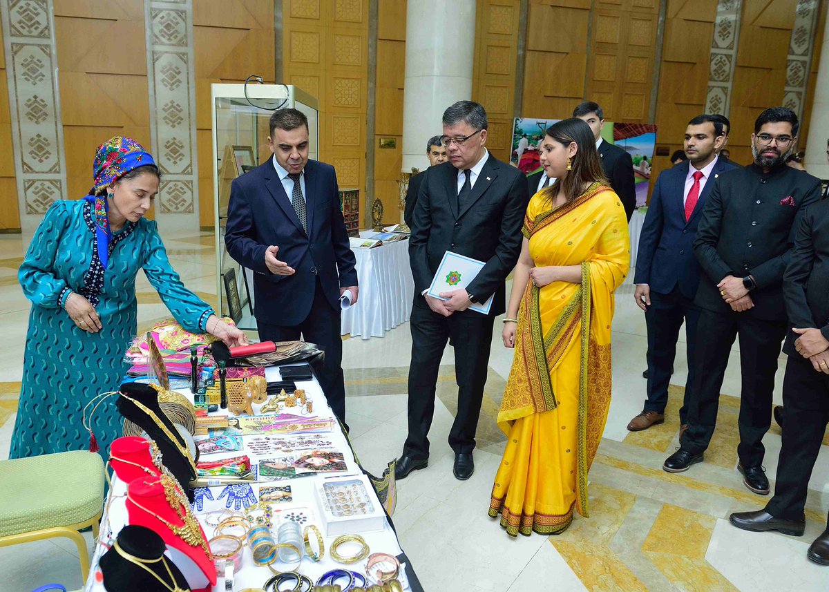 Chief Guest viewing the exhibition, displays and stalls along with Cd’ A set up on the occasion of Republic Day Reception. @MEAIndia @DrSJaishankar @IndianDiplomacy @SanjayVermalFS @MinOfCultureGoI @AmritMahotsav