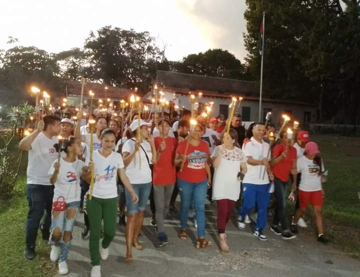VictorV20545079's tweet photo. #ConElMismoFuego los jóvenes en #IslaDeLaJuventud rinden homenaje al Apóstol.

#SentirPinero      🔥        #35MJM

@AylinAlvarezG @UJCdeCuba https://t.co/Q4Ms7vqAoQ