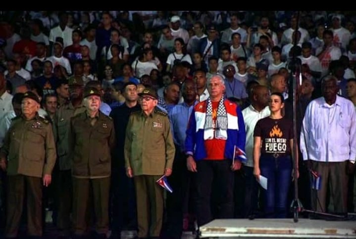 Esther Thondike (@estherthondike) on Twitter photo Esta foto es de ayer en la marcha de las antorchas en La Habana.
Fijarse lo que lleva nuestro presidente <a href="/DiazCanelB/">Miguel Díaz-Canel Bermúdez</a> al cuello. Es la Kufiya palestina.
Pues #ConElMismoFuego que recordamos al Apóstol, Cuba exige el cese al fuego en Gaza.
#FreePalestine Esta foto es de ayer en la marcha de las antorchas en La Habana.
Fijarse lo que lleva nuestro presidente <a href="/DiazCanelB/">Miguel Díaz-Canel Bermúdez</a> al cuello. Es la Kufiya palestina.
Pues #ConElMismoFuego que recordamos al Apóstol, Cuba exige el cese al fuego en Gaza.
#FreePalestine