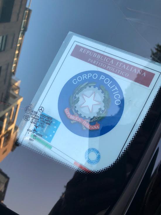 aswich's tweet photo. Oggi  in quartiere un'auto parcheggia su uno spazio per invalidi.  Faccio notare che ci vuole il permesso. L' orrendo individuo  capelli lunghi, abbronzato, vestito e ingioiellato come un camorrista a un matrimonio - indica il parabrezza e dice: IO HO DI MEGLIO
@ComuneMI https://t.co/NUeKS0drlM