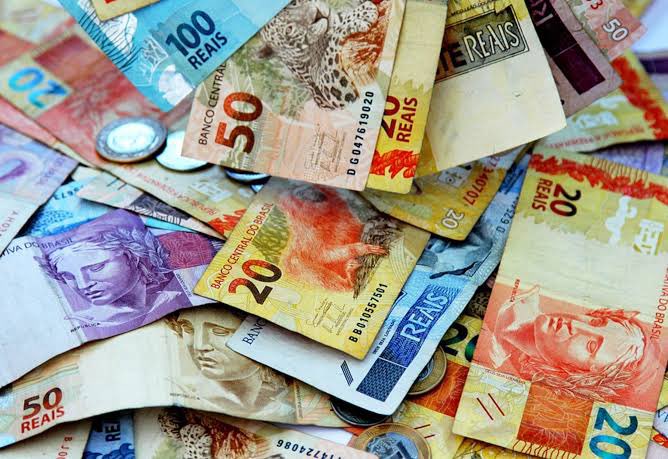 diretodomiolo's tweet photo. 🚨DEBATE: Se você fosse OBRIGADO a optar por uma dessas situações, qual escolheria?

1) Salário de R$ 1 milhão por mês pro resto da vida e viver até os 70 anos.

2) Salário de R$ 2 mil por mês pro resto da vida e viver até os 120 anos. https://t.co/HNtzCbZcSr