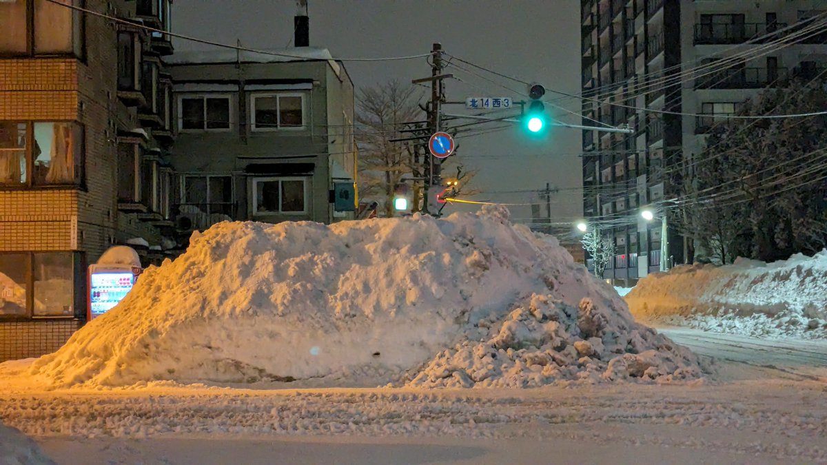 Arswkissing's tweet photo. バカなので高いところに登りたくなるのですが、路肩の雪山では絶対に遊ぶなという北国の義務教育が染み付いているので我慢してます https://t.co/40Is0zuQ8Q