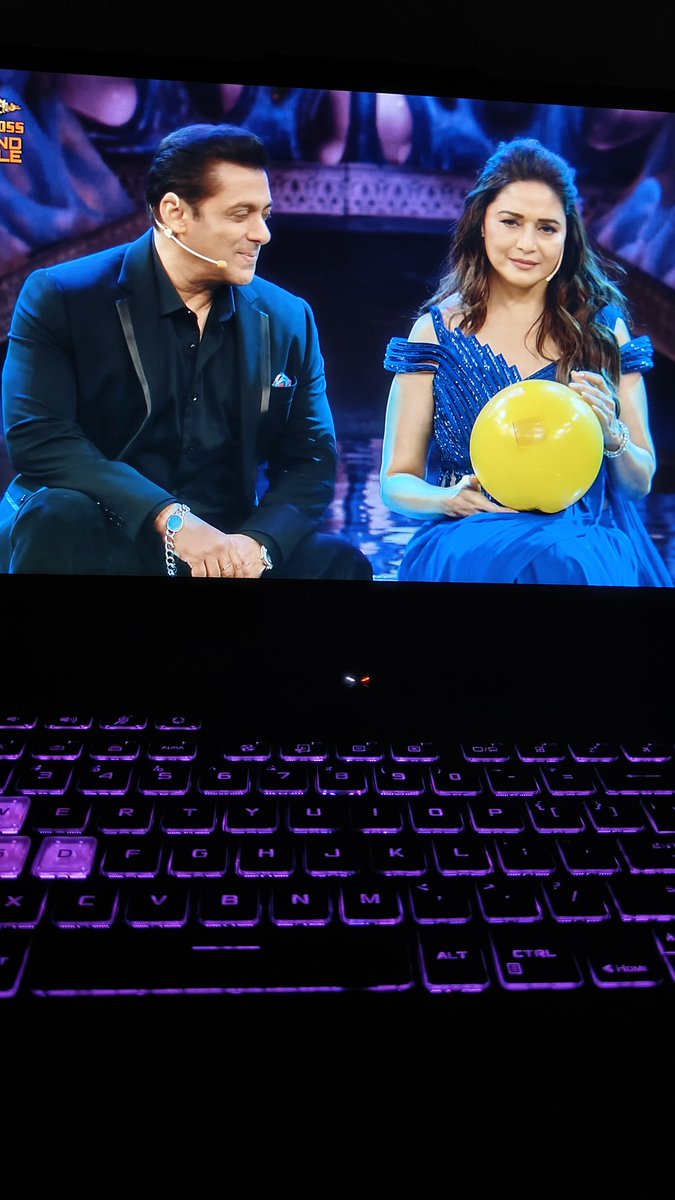 Bhaisab ghoosbumbs 🤌🏻 #humaapkehaikaun 
Bestest of best 
@BeingSalmanKhan @MadhuriDixit #SalmanKhan𓃵 #BB17WinnerMunawar #BB17Finale