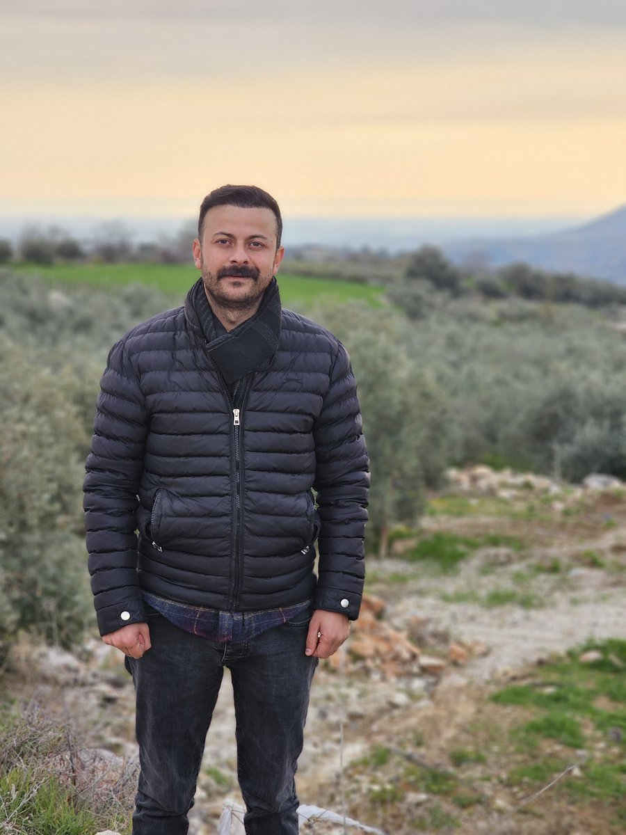VeyselMotu33's tweet photo. Ne kadar seviyorsun dersen; 'nar' kadar derim... Dışımda bir ben görünürüm İçimde binlerce 'sen' dökülür... https://t.co/mL4UGEheiR