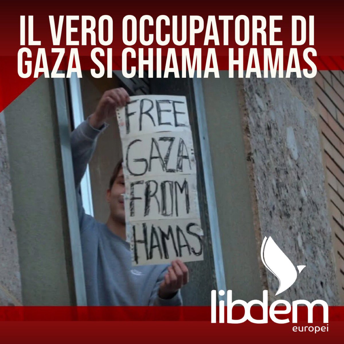 Un ragazzo sfida il corteo pro #Palestina nel #GiornoDellaMemoria con una verità che in pochi, troppi pochi, dicono: il primo occupatore che tiene in ostaggio la popolazione di #Gaza si chiama #Hamas.