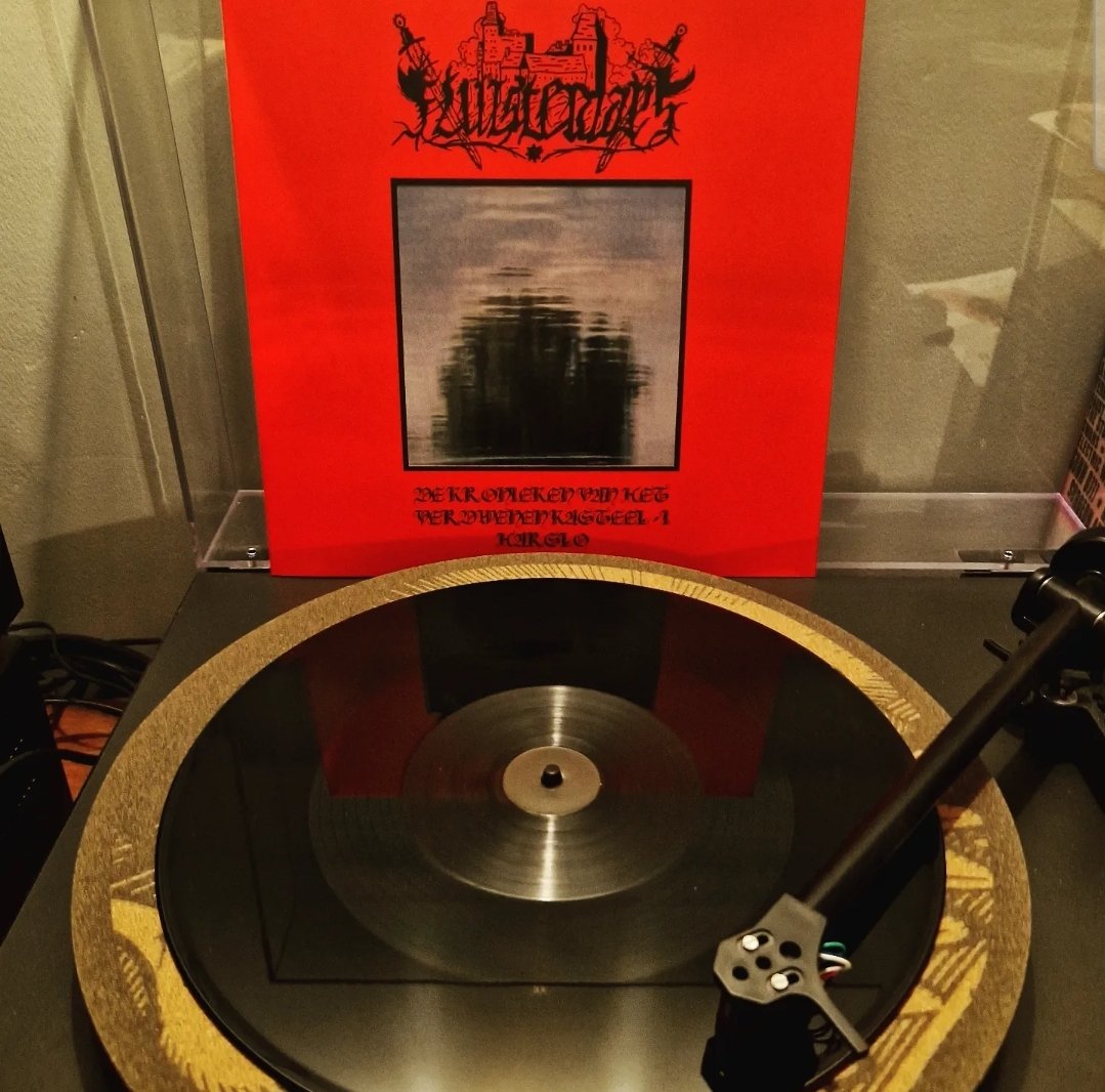 #nowplaying Fluisteraars - De Kronieken van het Verdwenen Kasteel I: Harslo. #vinyl #blackmetal @EisenwaldHammer
