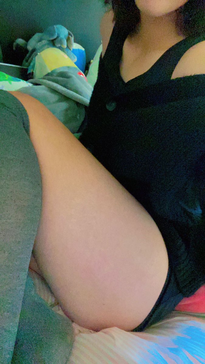 Diztraint's tweet photo. I'm sorry, again!😭#femboy #socks #hips https://t.co/qoM24VZpFY