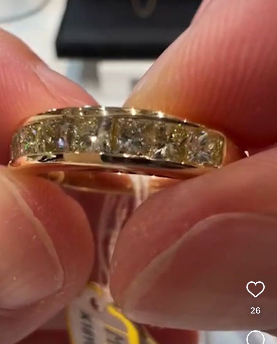 M_selectjewelry's tweet photo. 4/6)
鮮やかな手口にびっくりしました。
この後、私から品物を受け取る際に持ち歩きの紙袋が欲しいと伝えてきて、準備するため下に屈んだ際にルビーの指輪も盗られました。

諸々ご心配をおかけしましたが、状況証拠の動画があったため警察に被害届を出しました🙇🏻‍♀️ https://t.co/lcB8Hgazja