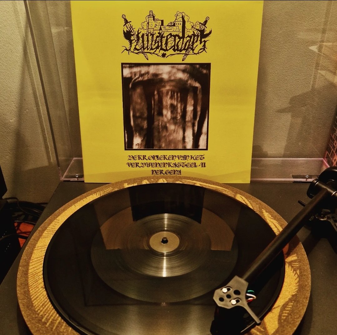 #nowplaying Fluisteraars - De Kronieken van het Verdwenen Kasteel II: Nergena. #vinyl #blackmetal @EisenwaldHammer
