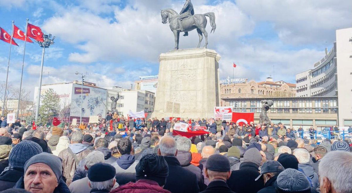Türk Silahlı Kuvvetlerinin bel kemiği Astsubaylar Emekli olduktan sonra AVM'lerde Sitelerde Sanayide Calismak
Zorunda birakmayın....! #AstsubaylarAhdeVefaBekliyor