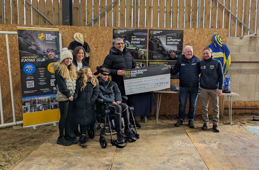 Great turn out today at Craig Lidster Racing with Rob Burrow CBE coming to watch the horses out on the gallops @C_LidsterRacing @thegoodracingco @EboracumRacing