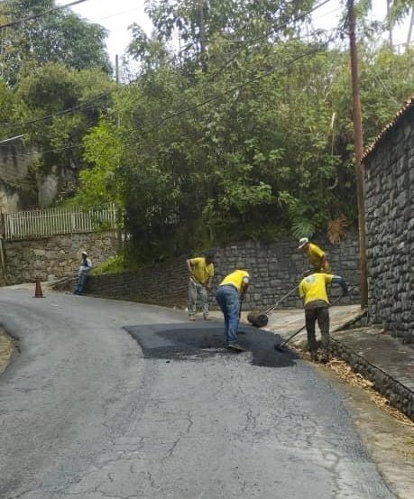 ElHatillo's tweet photo. Para mejorar nuestras calles y asegurar un tránsito seguro y cómodo para nuestros vecinos #SeguimosTrabajando en el #PlanBacheo. Esta vez, atendimos la vialidad de la Av. Principal de #Tusmare https://t.co/vyhIoLS2xm