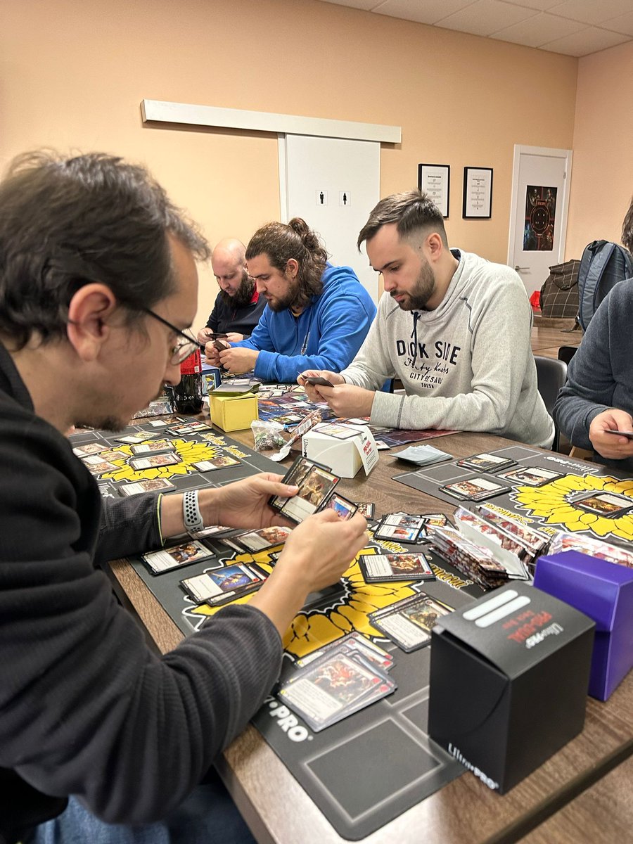 ozjuegos's tweet photo. ya llegó!! Presen de Heavy Hittens con 25 jugadores!! la construcción del mazo ha finalizado. Que comiencen las rondas!! 
#tcg #presentacion #HeavyHittens #fleshandblood #fab #sealedDeck #Alcobendas https://t.co/Q0vmnLkAaN
