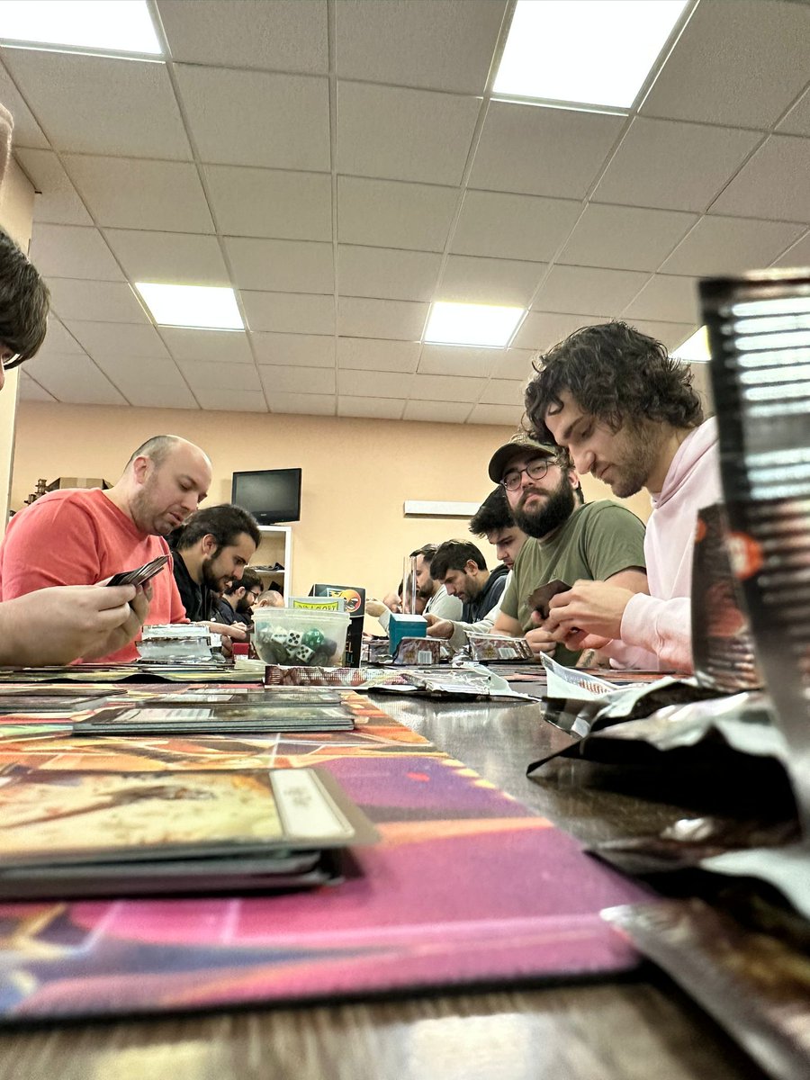 ozjuegos's tweet photo. ya llegó!! Presen de Heavy Hittens con 25 jugadores!! la construcción del mazo ha finalizado. Que comiencen las rondas!! 
#tcg #presentacion #HeavyHittens #fleshandblood #fab #sealedDeck #Alcobendas https://t.co/Q0vmnLkAaN