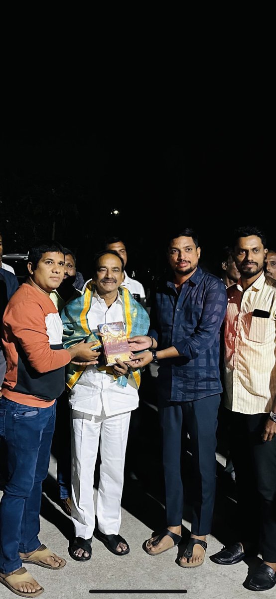 RamchettiV's tweet photo. ఈరోజు మాజీ మంత్రివర్యులు బీజేపీ రాష్ట్ర నాయకులు శ్రీ ఈటల రాజేందర్ గారిని వారి స్వగృహంలో కలిసి రానున్న పార్లమెంట్ ఎన్నికల గురించి చర్చించటం జరిగింది.@Eatala_Rajender https://t.co/l77KDe4fqi