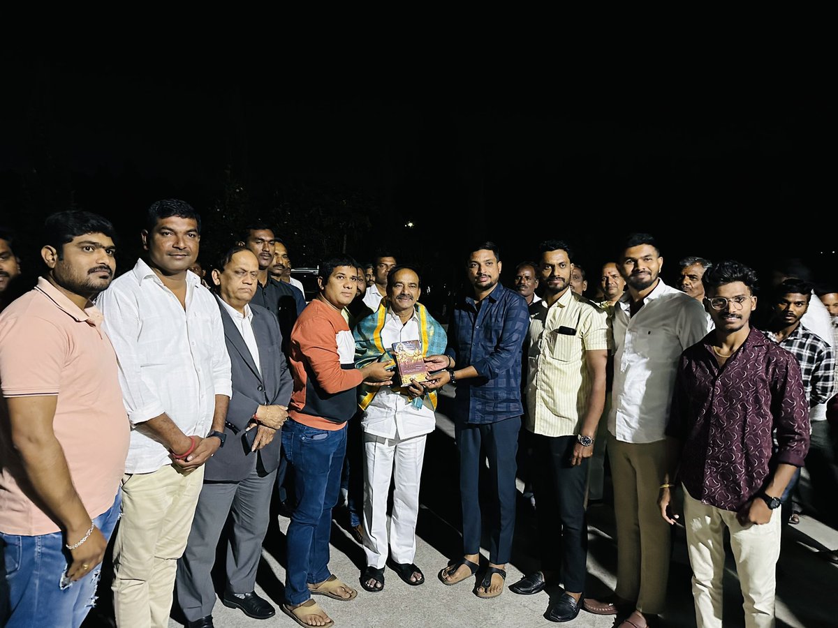 RamchettiV's tweet photo. ఈరోజు మాజీ మంత్రివర్యులు బీజేపీ రాష్ట్ర నాయకులు శ్రీ ఈటల రాజేందర్ గారిని వారి స్వగృహంలో కలిసి రానున్న పార్లమెంట్ ఎన్నికల గురించి చర్చించటం జరిగింది.@Eatala_Rajender https://t.co/l77KDe4fqi