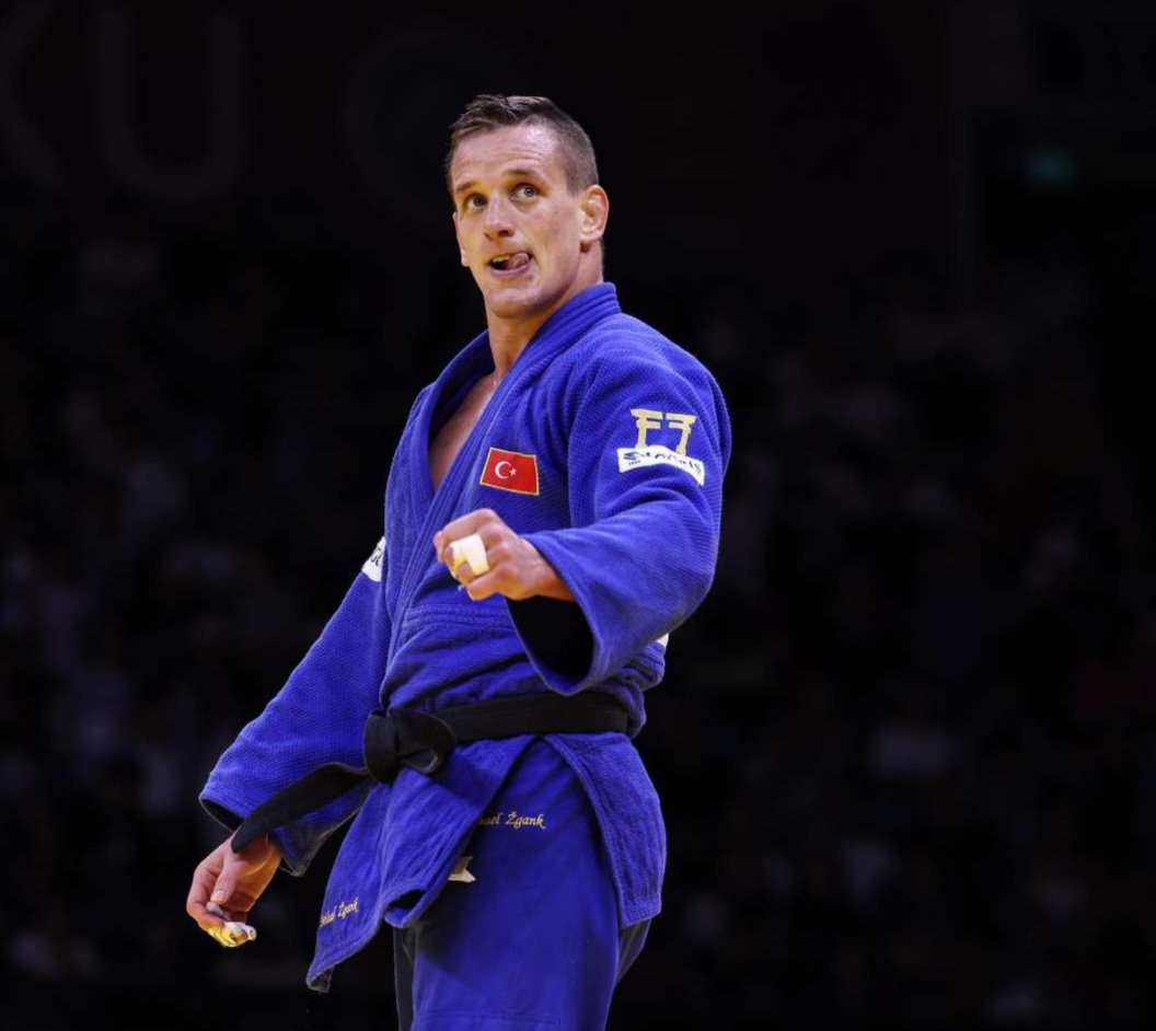 TeamTurkiye's tweet photo. Altın madalya Zgank'ın!

🥋Judo Portekiz Grand Prix'inde erkekler 90kg'da ülkemizi temsil eden Mihael Zgank, finalde Estonya'dan Klen Kristofer Kaljulaid'i ippon ile yenerek altın madalya kazandı.🇹🇷👏 https://t.co/Ij43o63djj
