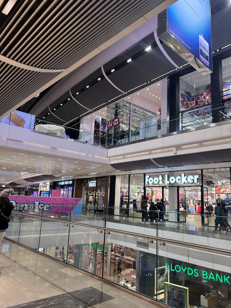 umbrawolves's tweet image. Shopping at Westfield Mall in London🛍