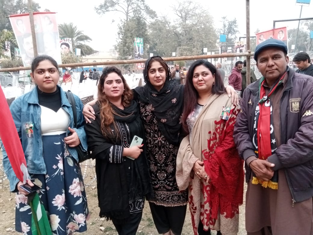 FatimaHaseeb11's tweet photo. دختر مشرق شہید جمہوریت شہید محترمہ بینظیر بھٹو کو ان 16ویں یوم شہادت کے موقع پر خراج عقیدت پیش کرتے ہیں https://t.co/YeM0yYFrJM