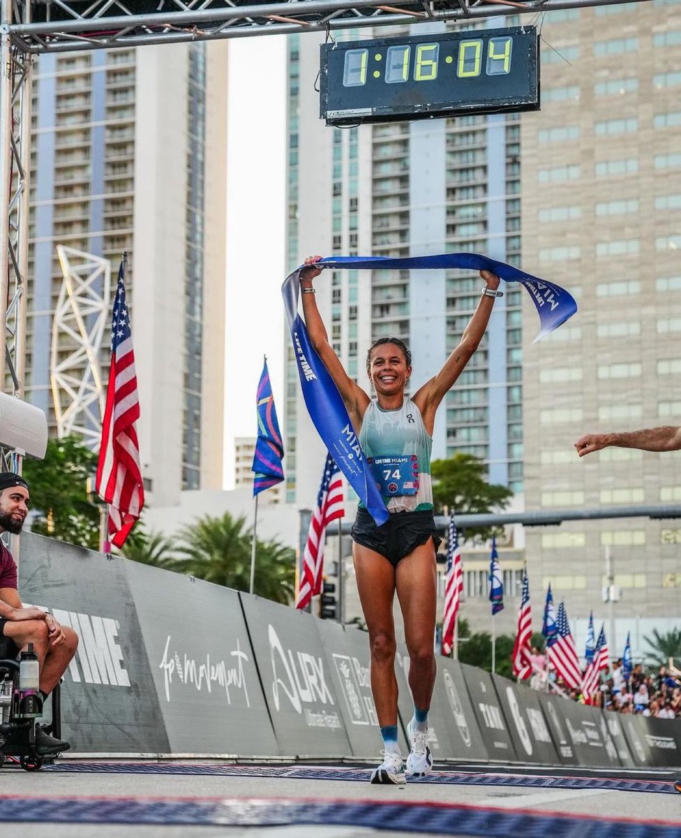 Venezolana Joselyn Brea gana el medio maratón de Miami.

Tiempo: 1:16:04