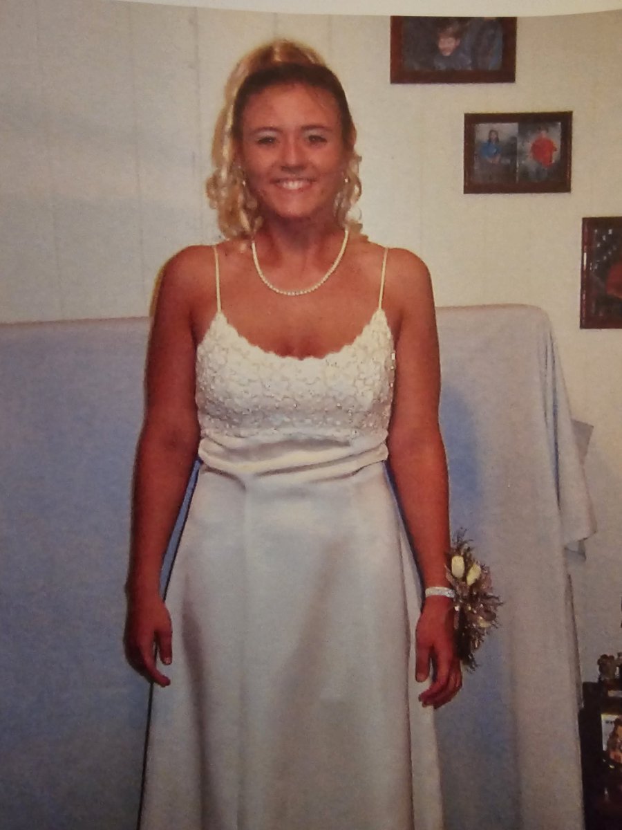 belladonna2417's tweet photo. Going down memory lane found my old prom picture
#throwback2005
#promdress https://t.co/BYG507PNNe