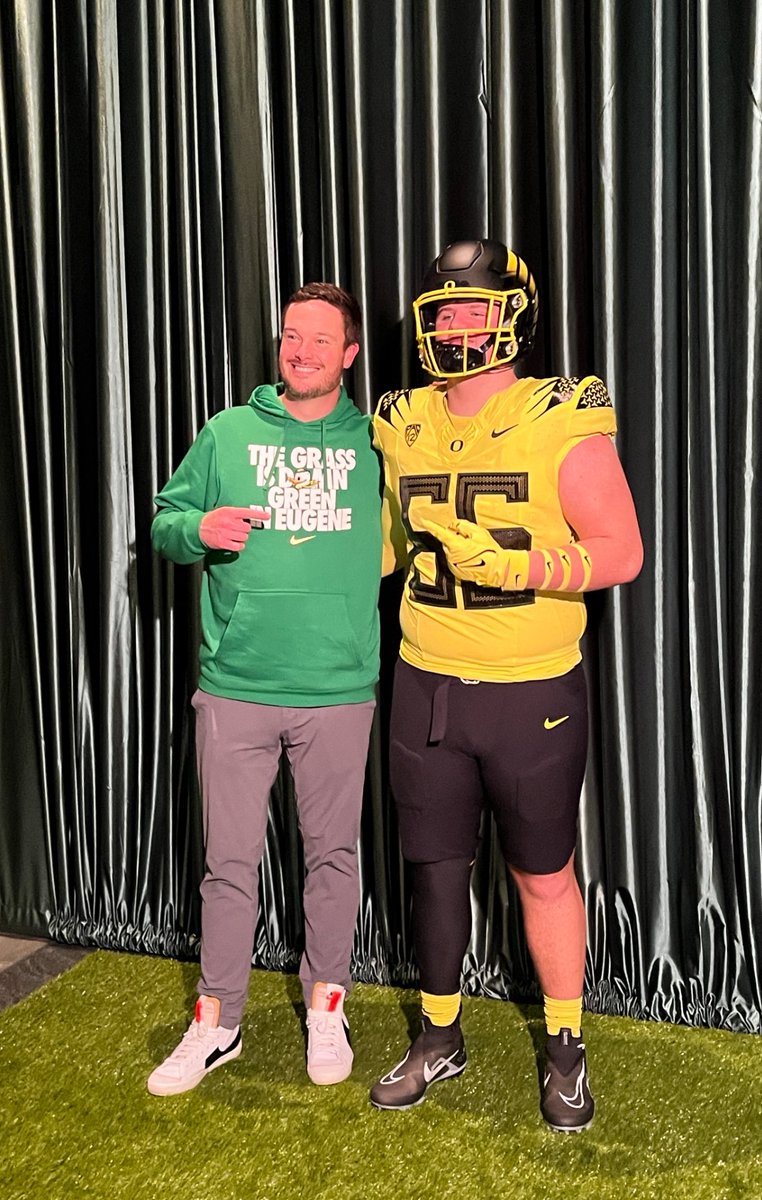 NormoyleJake's tweet photo. Thank you @oregonfootball for an amazing Junior day! 
@105CoachTerry @coach_cavanaugh @CoachDanLanning @CoachJoeLorig @CoachWalk53 @anthonyQnewman8 @BrandonHuffman @Ryan_Clary_ @AndrewNemec https://t.co/uk8aOV9imK