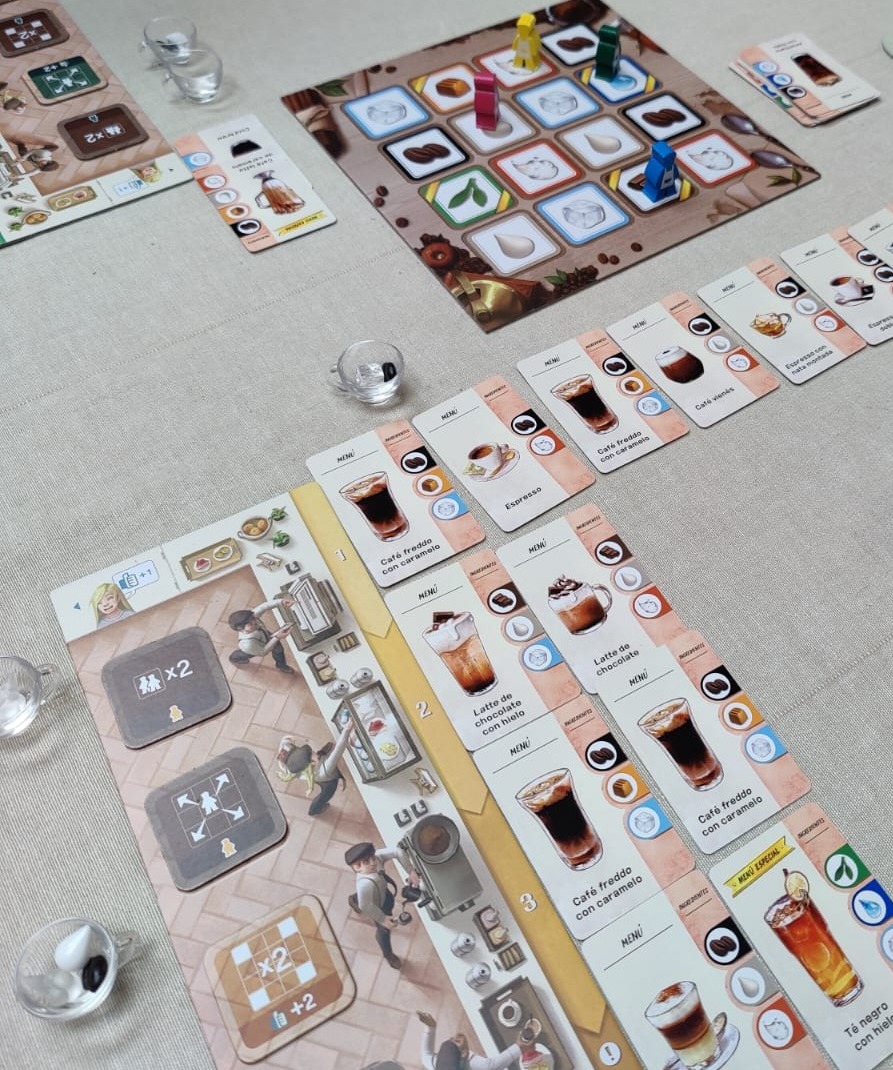 Aquesta setmana hem provat el "Coffee Rush". Un joc de complir comandes amb normes molt senzilles. Les partides són ràpides, molt divertides i estressants, ja que els encàrrecs o paren d'arribar i cal aconseguir els ingredients a temps. Ah! I els components són una preciositat 🤩