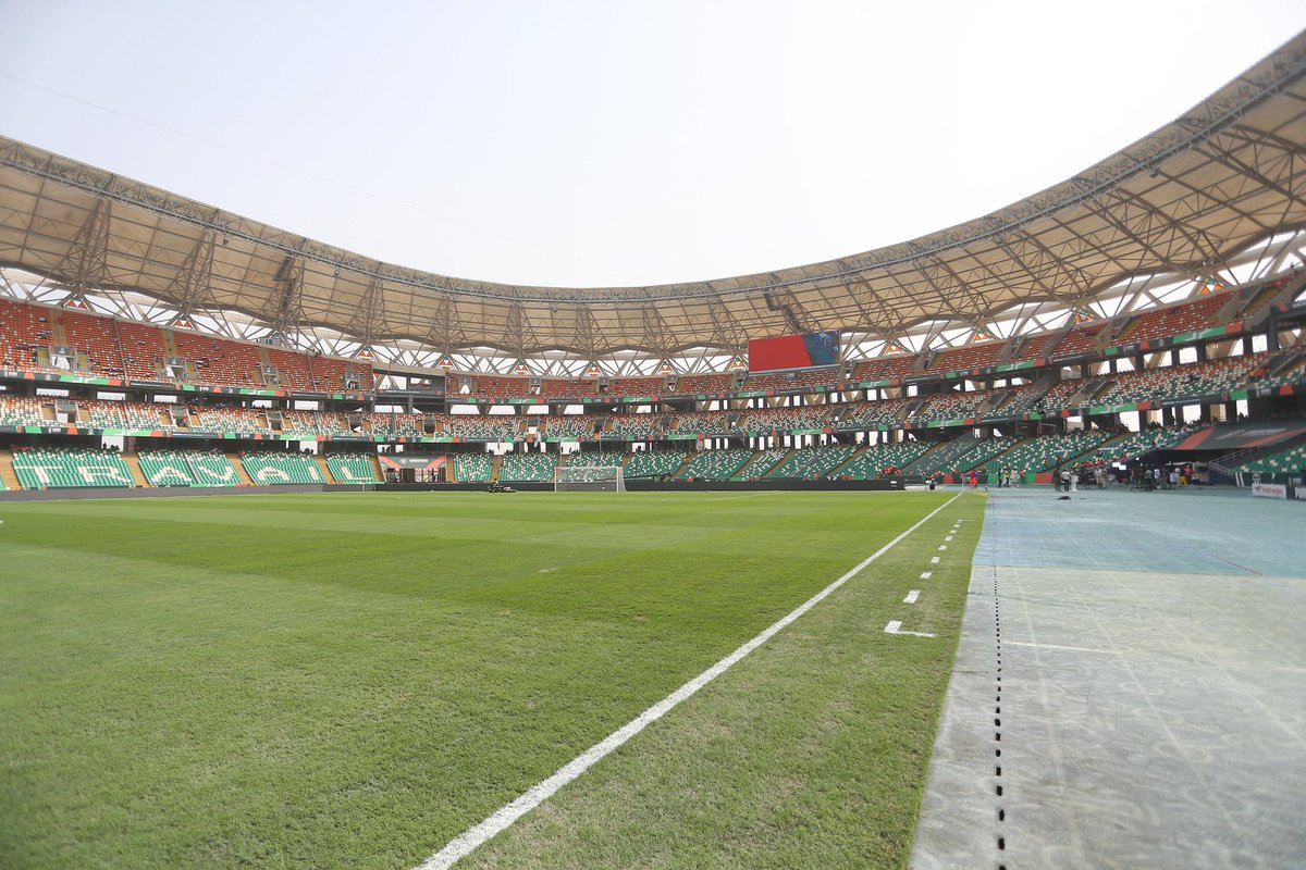 Alainlobog's tweet photo. #EBIMPÉ PELOUSE EN DANGER 

Je réitère ma requête du 18 janvier 2024 : il faut garantir à la pelouse du stade olympique ADO un bon état pour une belle pelouse. 
Difficile de comprendre que cette pelouse soit dans un tel état ce 28 janvier 2024. 

Ne sabotez pas la #CAN2023! https://t.co/RbyGocn4Oj