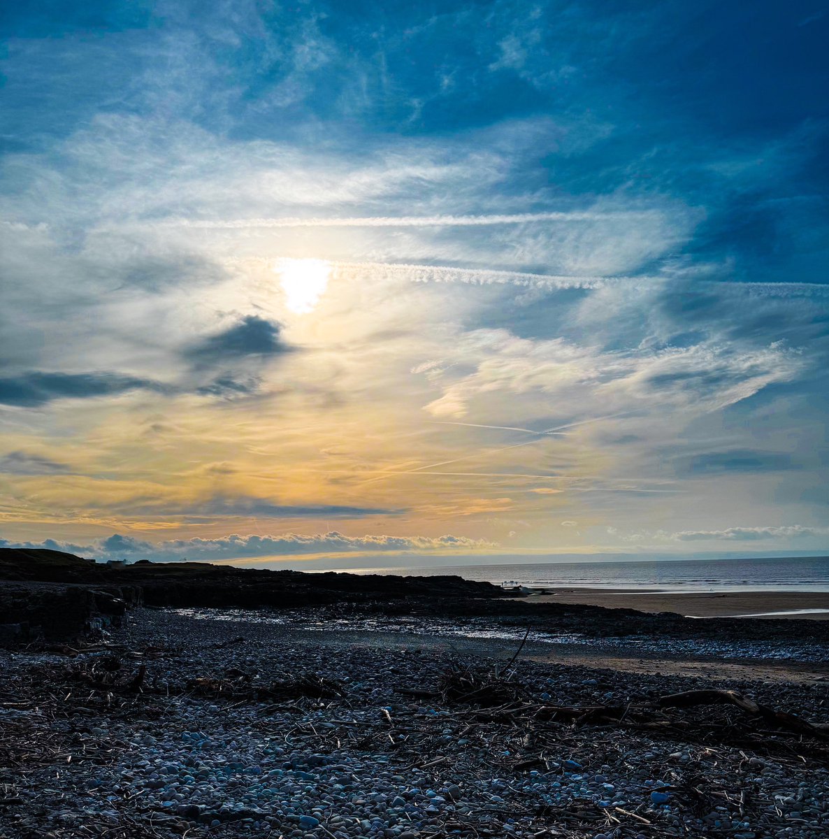 Winter sun at #ogmorebysea 💛 @ThePhotoHour @S4Ctywydd @DerekTheWeather @BBCWthrWatchers @WalesOnline