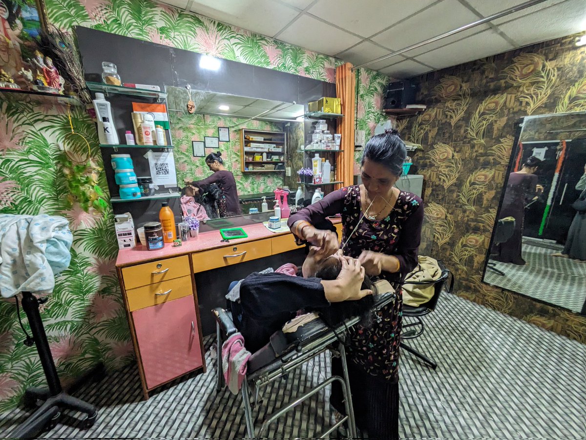 30ルピーで眉毛カットしてもらいました（写真は同僚）