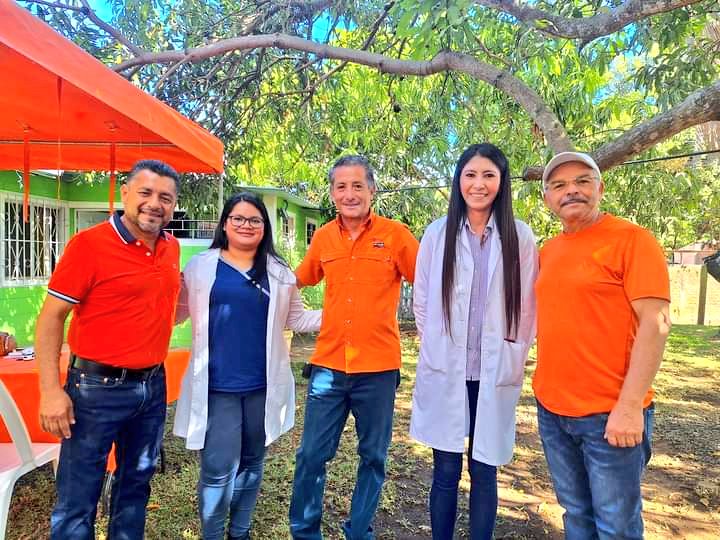 GANAOFICIAL's tweet photo. 🔶#SantaAna
Jornada médica gracias al Diputado Juan Carlos Mendoza (@jcmendozagana1) en el cantón #Primavera, #SantaAna, donde se beneficiará a más de 500 familias de la zona.
A la jornada acompañó el candidato a diputado al Parlamento Centroamericano Nelson Guardado (@DrGuardado09) #Casilla1.
#SomosGANA 👊🇸🇻🗳️🟠