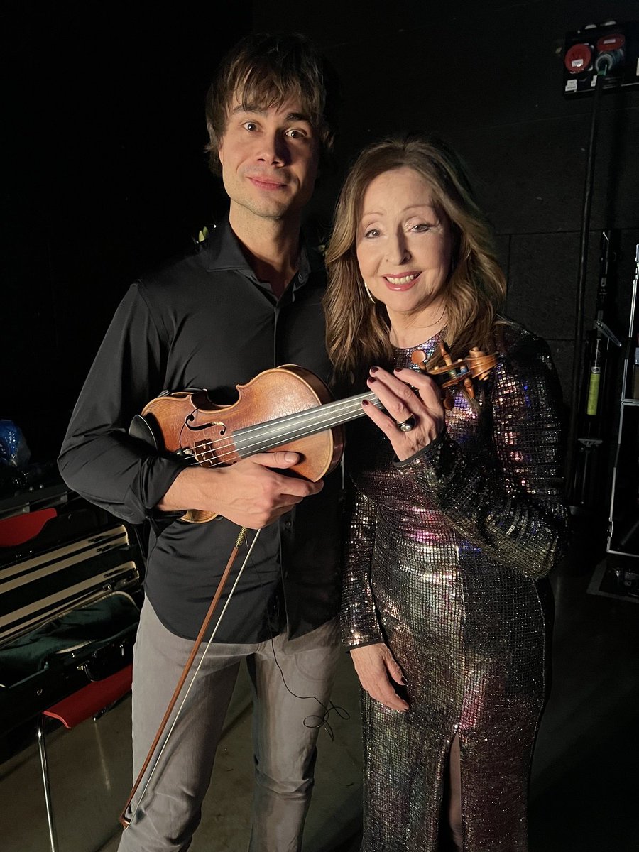 Thank you so much. You´re a great artist, <a href="/AlexanderRybak/">Alexander Rybak</a>! Thank you also for this surprise! 🎻 ➡ youtu.be/6Kx-TAiC0l8

<a href="/Eurovision/">Eurovision Song Contest</a> <a href="/RTLlu/">RTL Luxembourg</a>