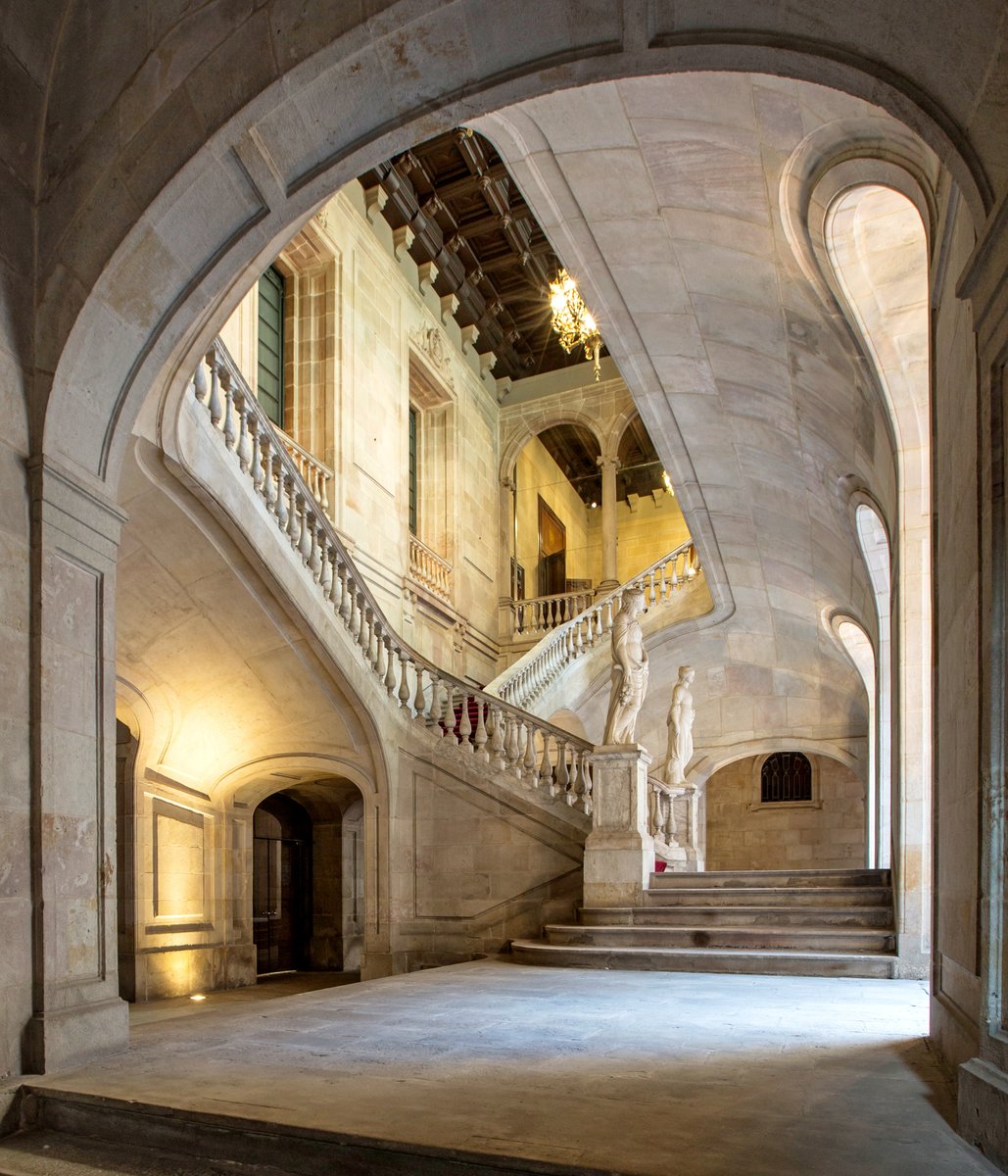 A Barcelona hi ha moltes escales, de totes les èpoques i formes, però hi ha qui creu que la més bonica i perfecta és aquesta escala d'honor (1772-94) de la Llotja de Mar, obra de l'arquitecte neoclassicista Joan Soler i Faneca, mort #taldiacomavui de 1794. Fil 📐 | 📷 Cambra BCN