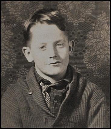 lespaulfound's tweet photo. 1928 Broom Trick!   Les describes creating his PA system when he was 13. "I took the mouthpiece from a telephone, stuck it on a broom handle and then ran it through my Mother’s radio speaker to amplify my voice." --Les Paul In His Own Words

#lespaul #childgenius #smartkid https://t.co/x4xPO6WiNl