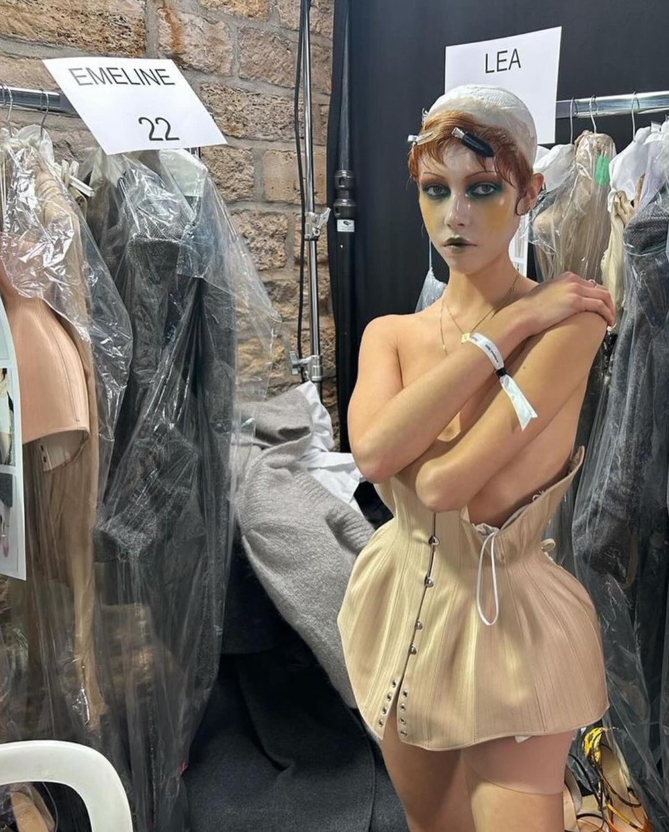 pinkmochhi's tweet photo. I’m truly enjoying every bts from Maison margiela couture https://t.co/2wpxbMIwlr