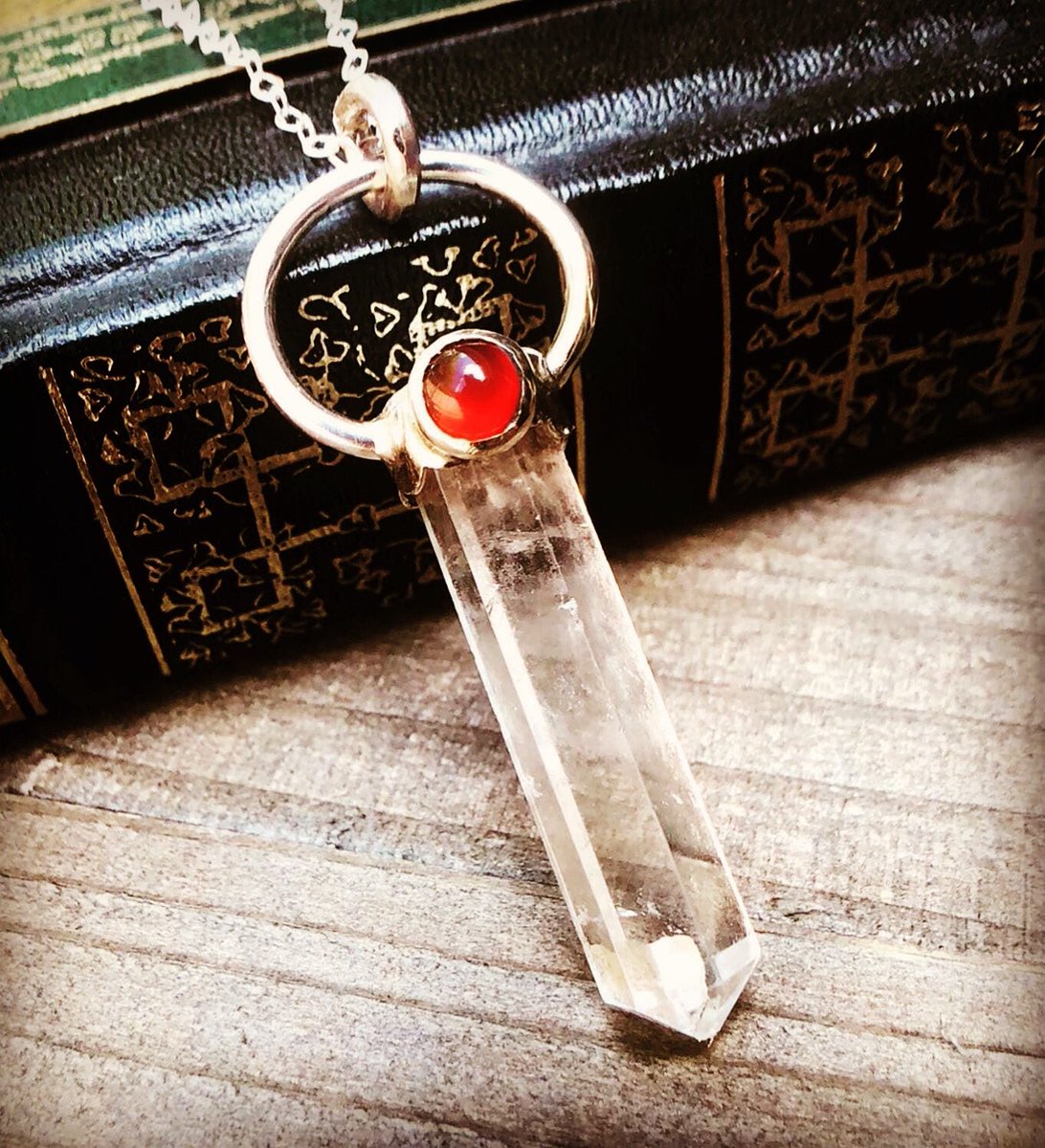 This is a raw clear quartz crystal point pendant in sterling silver.Message me for price and details if interested ❤️ #carnelianjewelry #carnelian #clearquartz #clearquartzcrystal #crystalhealing #crystalpointnecklace #crystalpoint #sterlingsilverjewelry #sterlingsilverjewelry