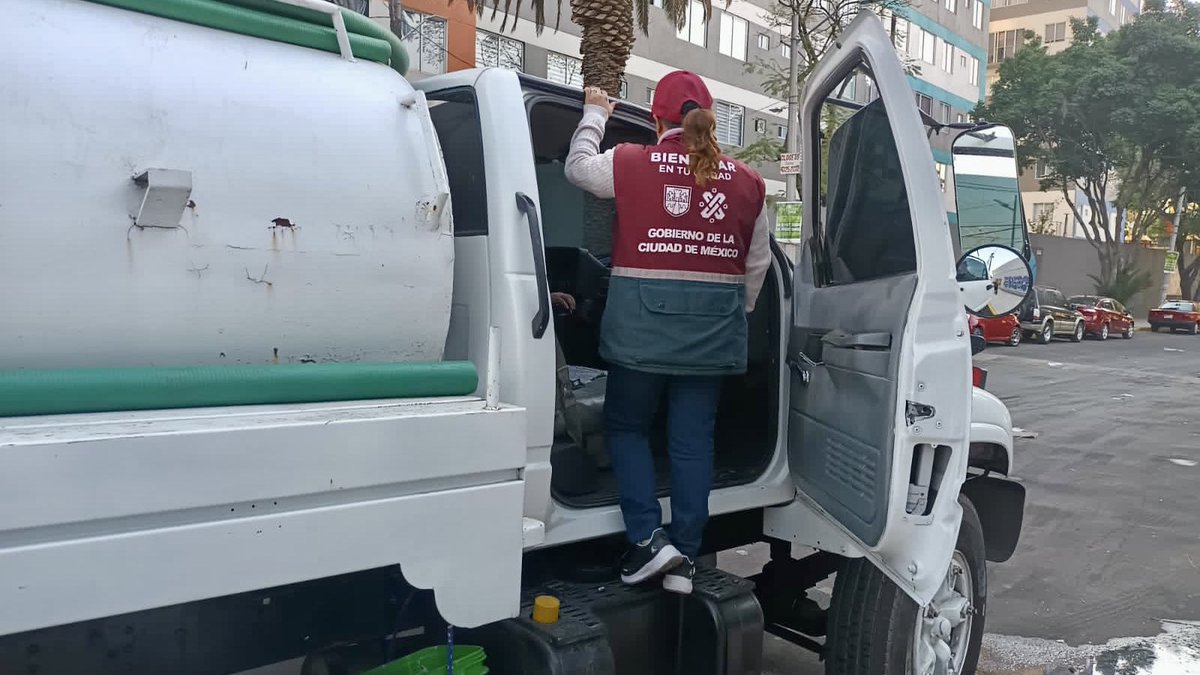 #CiudadDeDerechos👩‍👧🏠

El @GobCDMX, a través de Participación Ciudadana y @SacmexCDMX garantiza el abasto de agua con pipas hasta tu domicilio. 💦🚚

📲Si lo requieres, comunícate al *0311 con Locatel.

#TrabajamosParaTi