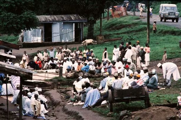 tusmedios's tweet photo. 4. 2,000 personas y miles de animales en África Occidental, 21 de julio de 1986

El Lago Nyos, un lago volcánico en Camerún, liberó 1.6 millones de toneladas de gas CO2, asfixiando todo ser vivo en un radio de 25 km. Muchas víctimas murieron mientras dormían, ya que ocurrió de noche.