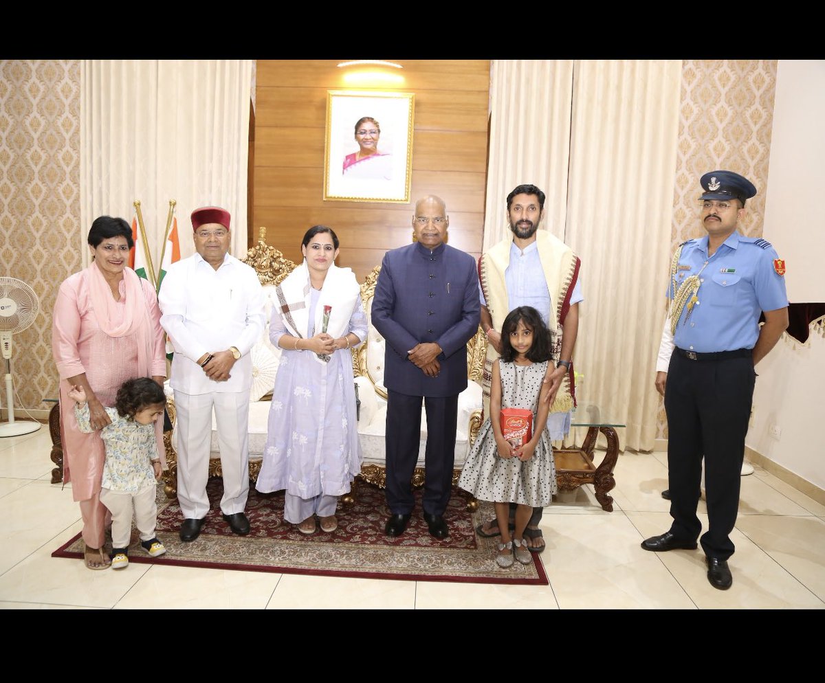 yogiraj_arun's tweet photo. Recognition and appreciation is the most important thing for an artist …. Thank you to our honourable former president of India, Sri  Ram Nath Kovind Sir and our honourable governor of Karnataka Sri Thawar Chand Gehlot sir …🙏🏾🙏🏾 https://t.co/CyNhfM36Zm