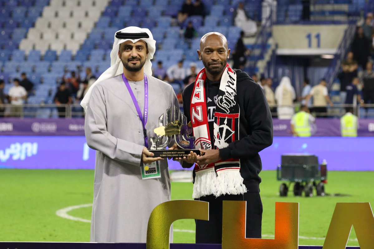 dxbchallengecup's tweet photo. جائزة هداف #كأس_دبي_للتحدي من نصيب نجم الزمالك شيكابالا، سلمها له السيد سند الظفري، مدير الفعاليات الترفيهية في دائرة الاقتصاد والسياحة 🔝⚽️

#كأس_دبي_للتحدي | @ZSCOfficial https://t.co/X2QhUDVHSz