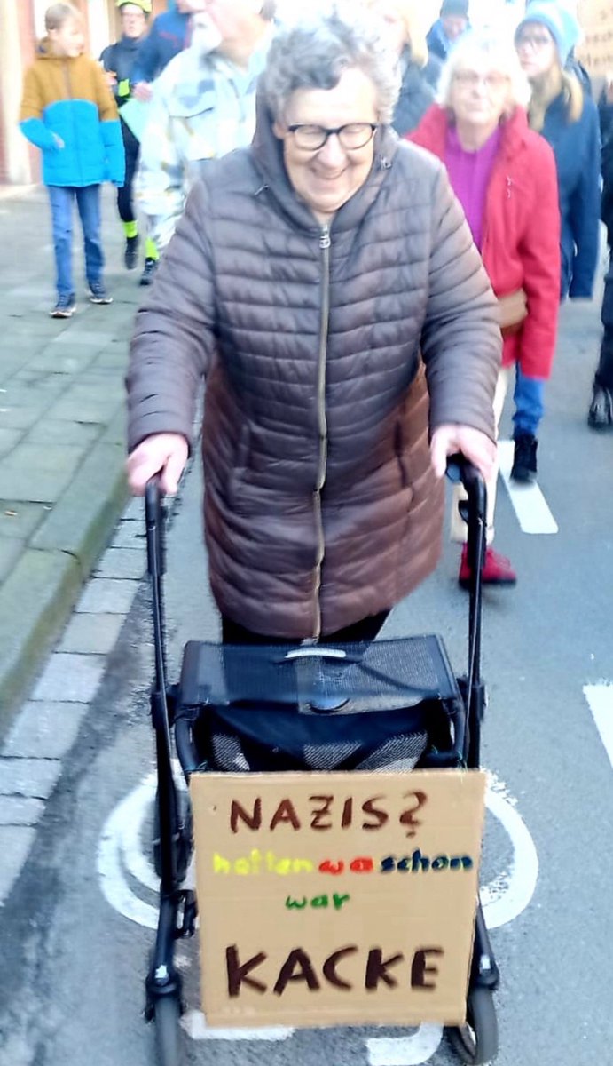 Gehört zu meinem Lieblingsfotos von den Massendemonstrationen. Zur Verteidigung unserer Demokratie gegen die faschistische AfD: Christel (86) war im Münsterland dabei und hat mir erlaubt, das Foto zu posten