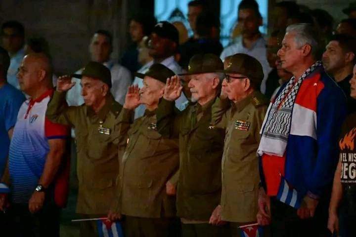 Fue muy emocionante acompañar anoche a los jóvenes cubanos en su marcha de las antorchas, en esa hermosa tradición que nos legó la Generación del Centenario. Junto a Raúl, Ramiro, Guillermo, Machado y <a href="/DiazCanelB/">Miguel Díaz-Canel Bermúdez</a> ratificamos que #MartíVive.
