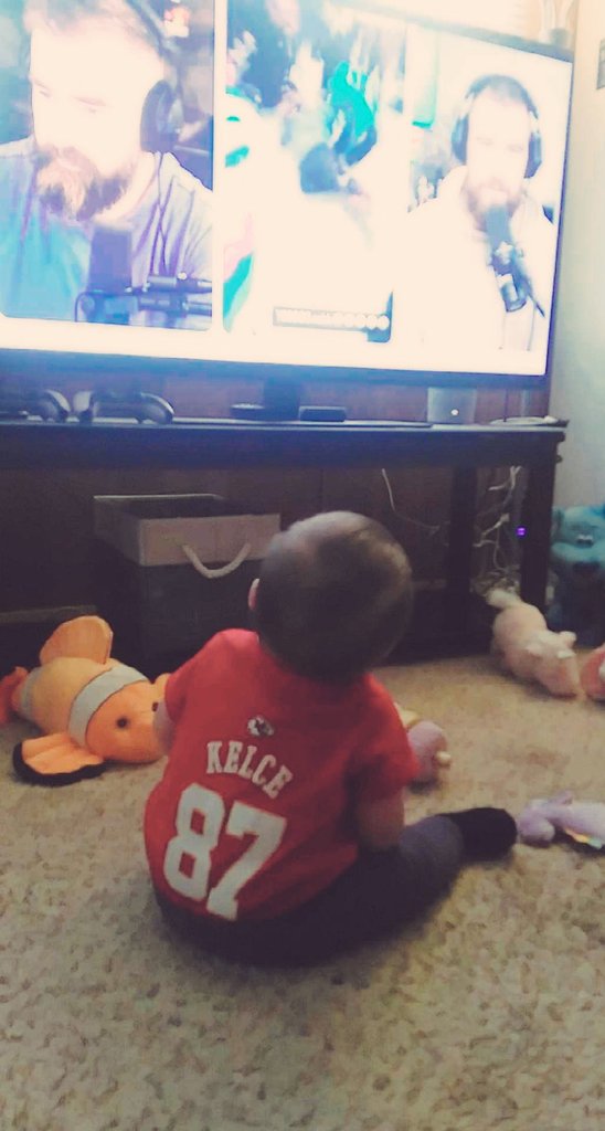 Minisodamamaali's tweet image. Watching bonus clips of @newheightshow &amp;amp; my baby girl is content listening to @JasonKelce &amp;amp; @traviskeltalk about tailgating at @BuffaloBills stadium. Will Jason tailgate again in Baltimore @Ravens? #GoChiefs #Kelce87 #Playoffs  #Football 🏈